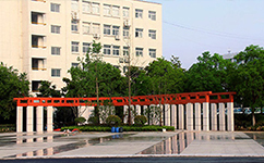 文化標(biāo)識(shí)：校名題寫 / ?；赵O(shè)計(jì)