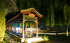 文化標(biāo)識(shí)：校名題寫 / ?；赵O(shè)計(jì)