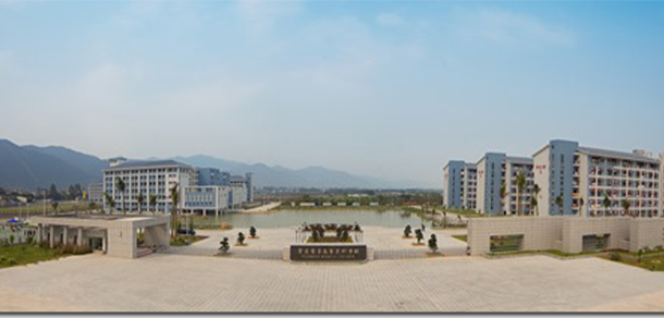 大學(xué)校志：校名、校標(biāo)、校訓(xùn)、?；?、校旗、校歌