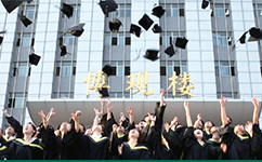 文化標(biāo)識(shí)：校名題寫 / 校徽設(shè)計(jì)